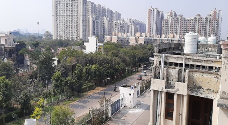 Dadha_a large building with many windows on top of it